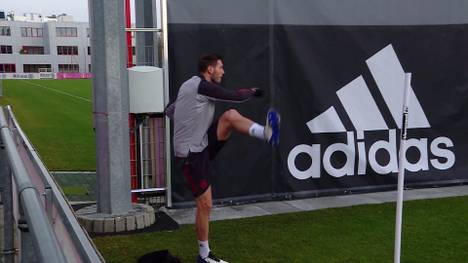 Niklas Süle im Trickshot-Modus: Bayerns Innenverteidiger zeigt, dass auch er ein feines Füßchen hat. 
