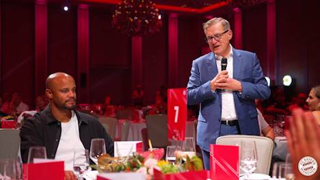 Ausgelassene Stimmung beim Bayern-Bankett. Nach dem 5:1-Sieg verteilt der Vorstandsvorsitzende Jan-Christian Dreesen viel Lob, besonders an Cheftrainer Vincent Kompany.