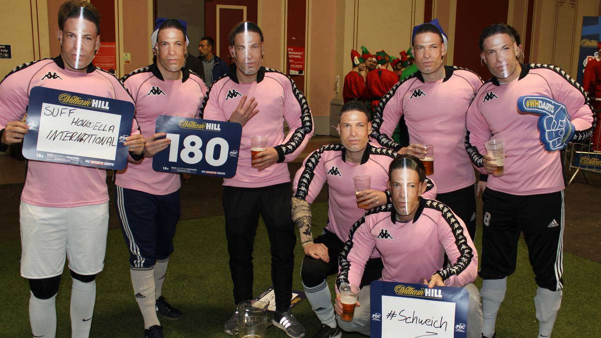 Fußball? Wrestling? Tim Wiese kann auch Darts! Gleich in siebenfacher Ausführung schafft er es im rosa Schweinchen-Trikot in den Ally Pally