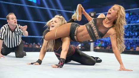 Carmella (r., im Duell mit Natalya) kämpft seit 2016 im WWE-Hauptkader