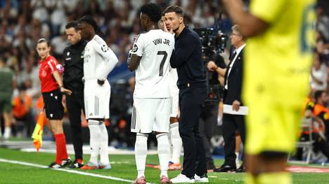 Xabi Alonso analysiert den Sieg von Real Madrid gegen den FC Villarreal. Ein Sonderlob erntet dabei Vinícius Júnior - und das nicht nur aufgrund seiner Tore.
