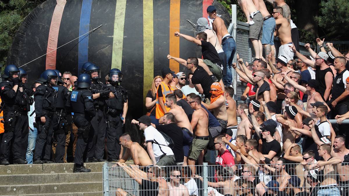 Beim Derby in Darmstadt begrüßt man sich ganz entspannt. Fans von Eintracht Frankfurt steigen auf den Zaun, um den Anhängern der Gastgeber ihre Aufwartung zu machen