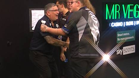 Gary Anderson gewinnt beim Grand Slam of Darts knapp gegen Beau Greaves mit 5:4. Das Spiel bereitet dem Publikum viel Freude.