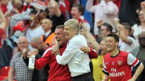Lukas Podolski (l., mit Trainer Arsene Wenger und Mesut Özil) jubelt über den Sieg beim FC Arsenal
