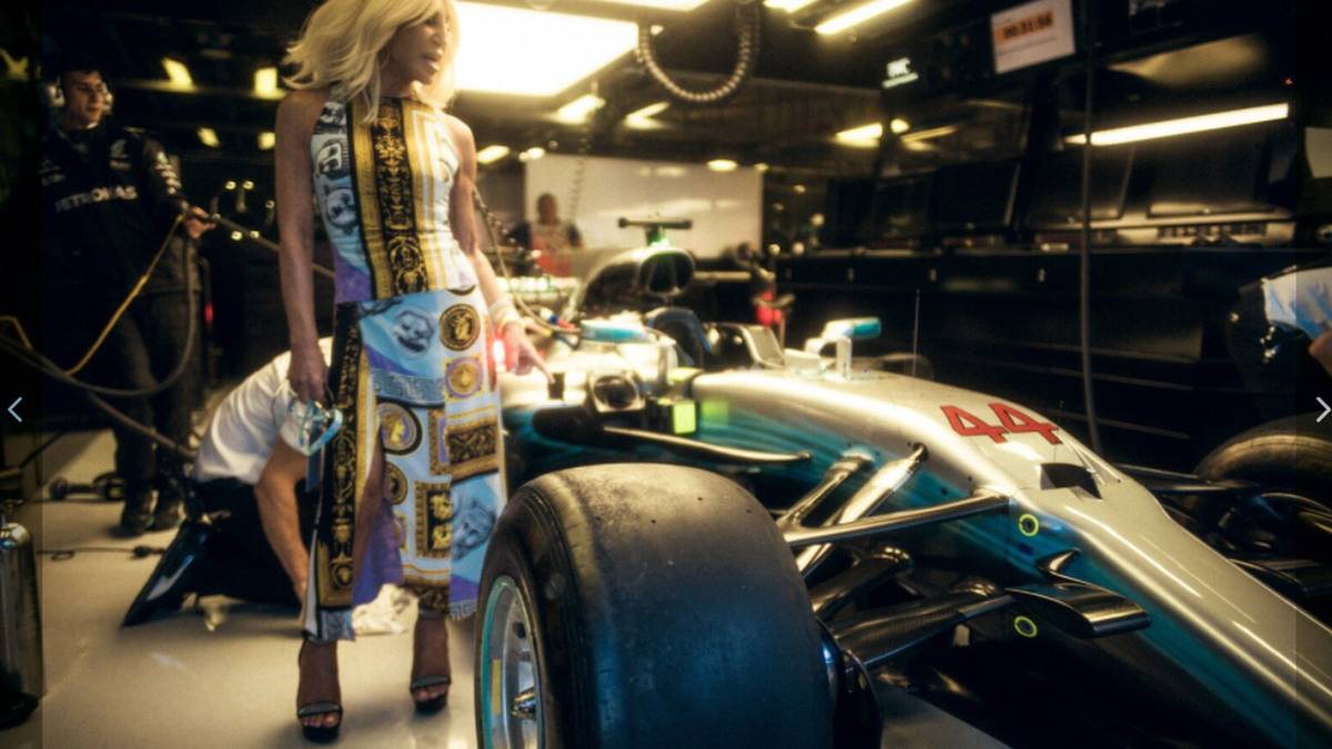 Auch am Start: Modeikone Donatella Versace, die der Mercedes-Box einen Besuch abstattet