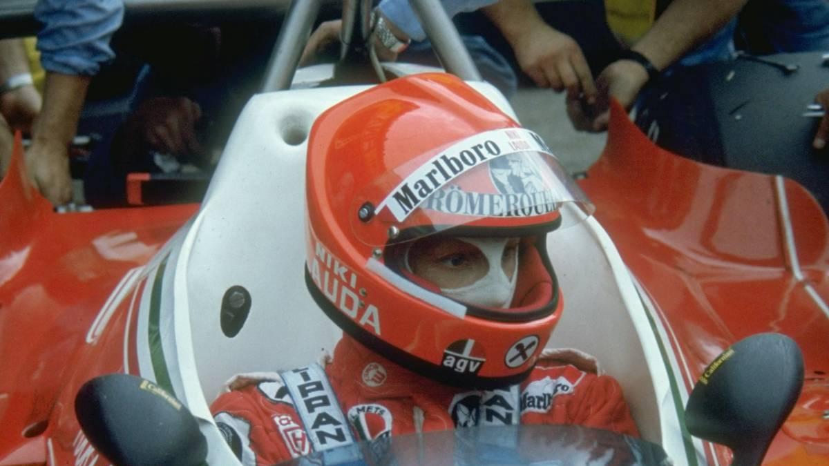 FLAMMENHÖLLE UND COMEBACK: Am 1. August 1976 schießt Niki Lauda mit seinem Ferrari über die Nürburgring-Nordschleife, er verliert die Kontrolle, kracht in eine Felswand, sein Wagen geht in Flammen auf. Der amtierende Weltmeister aus Österreich erleidet schwere Verbrennungen und Verätzungen in der Lunge