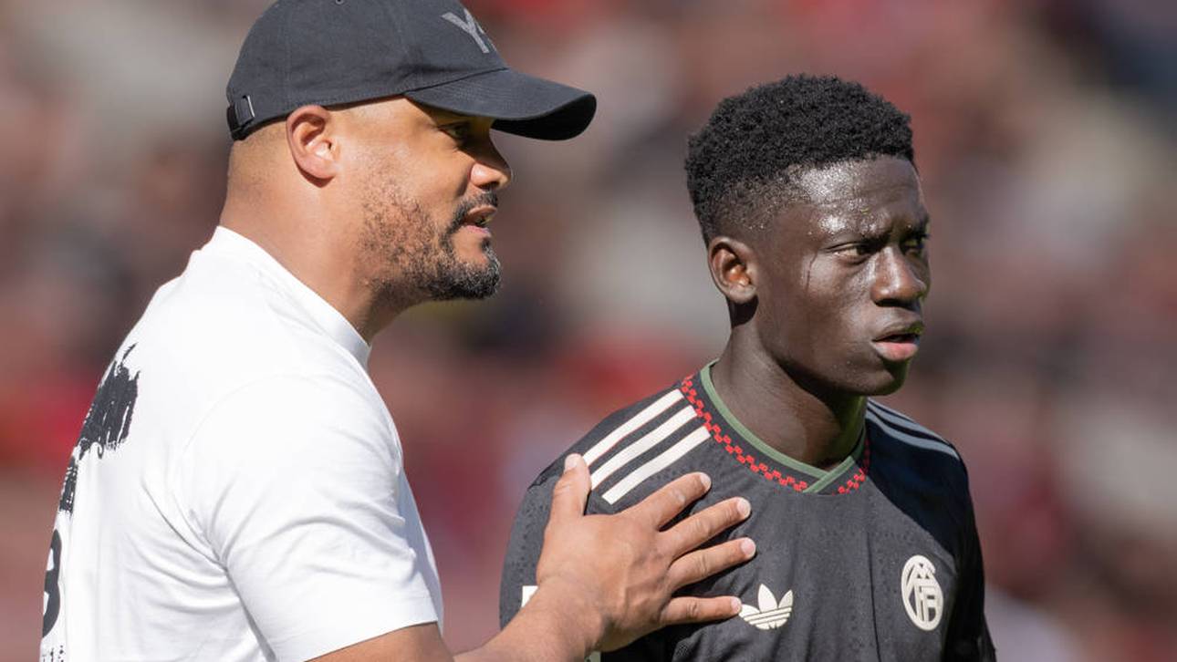 Trainer Vincent Kompany (l.) im Austausch mit Bara Sapoko Ndiaye
