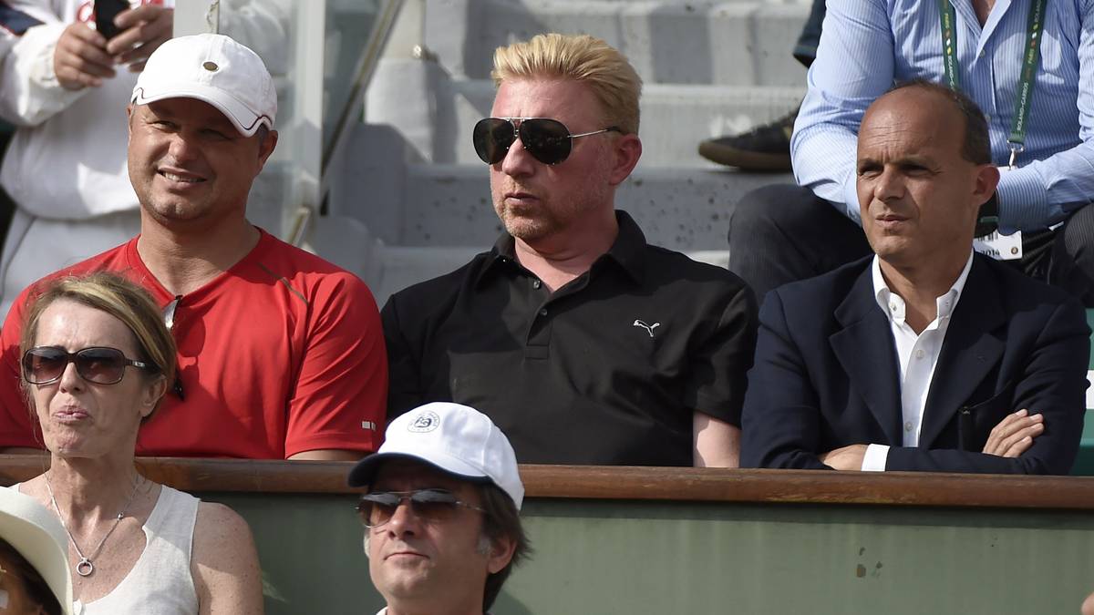 Auch seinem Trainer geht es nahe. Mit einer schwarzen Sonnenbrille und ernster Miene lässt sich Becker (oben Mitte) nicht in die Emotions-Welt schauen. Auch in den Medien werden erste Stimmen laut, dass diese Verbindung keine Erfolgsstory werden würde
