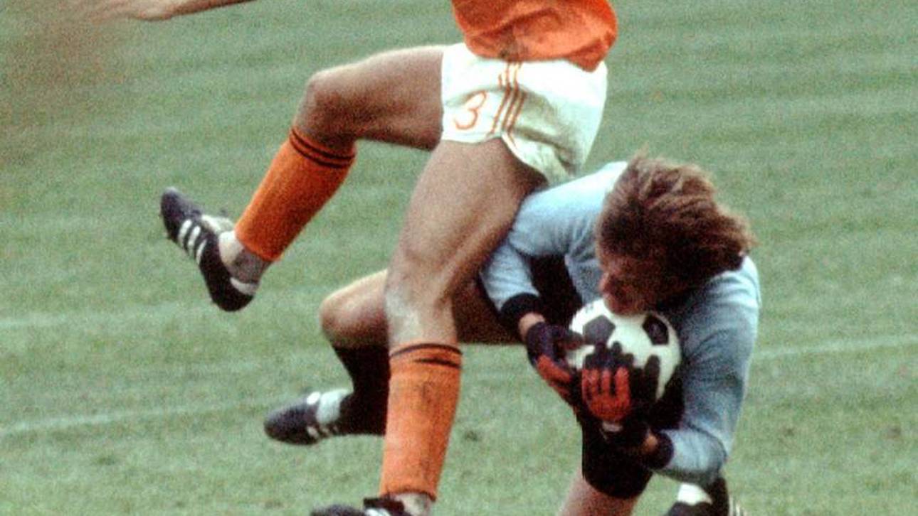Sepp Maier (r.) schnappt sich den Ball vor Johan Neeskens