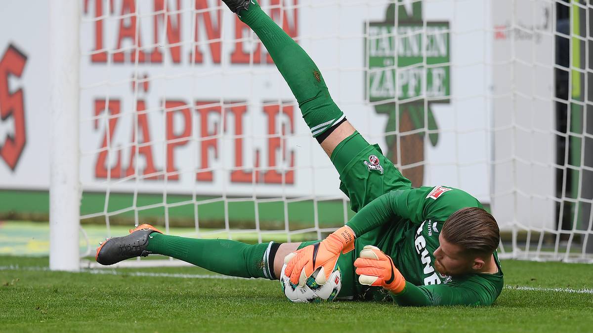 Freiburg könnte per Elfmeter sogar auf 2:0 erhöhen - aber das klägliche Schüsschen von Christian Günter ist überhaupt kein Problem für Timo Horn im Kasten des FC