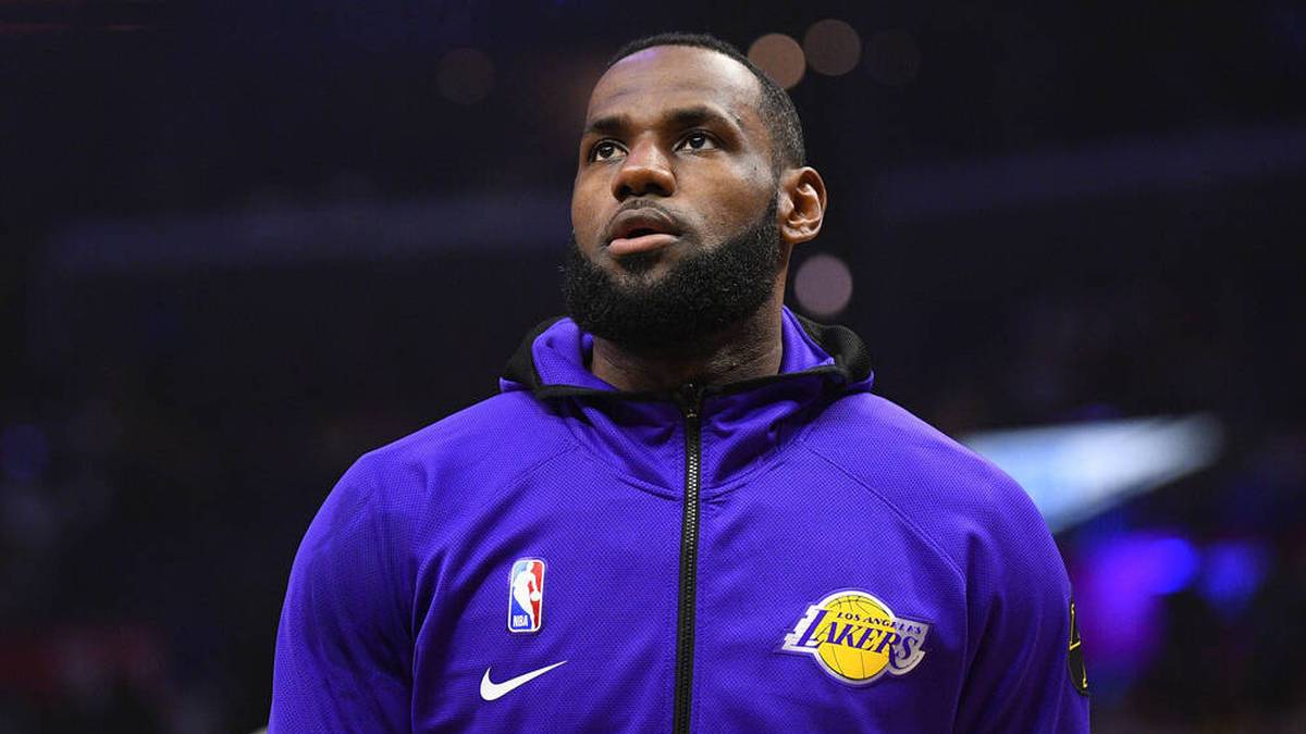 Doch LBJ hat in der Bubble nicht nur bei den Journalisten - diese wählen den wertvollsten Spieler der Finalserie - Eindruck hinterlassen. Auch bei den Fans fanden seine Leistung reichlich Anerkennung. Das spiegelt sich auch in der Anzahl an verkauften Lakers-Trikots mit der Nummer 23 wider. SPORT1 präsentiert die fünfzehn meistverkauften Trikots während der NBA-Bubble.