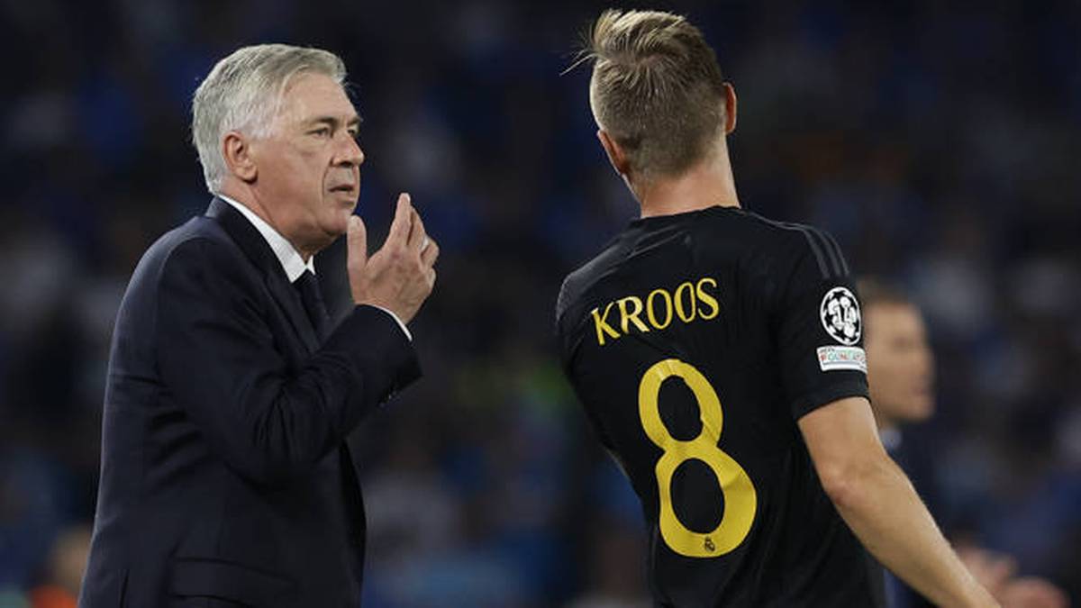 Ancelotti (l.) mit Anweisungen für Toni Kroos (r.)