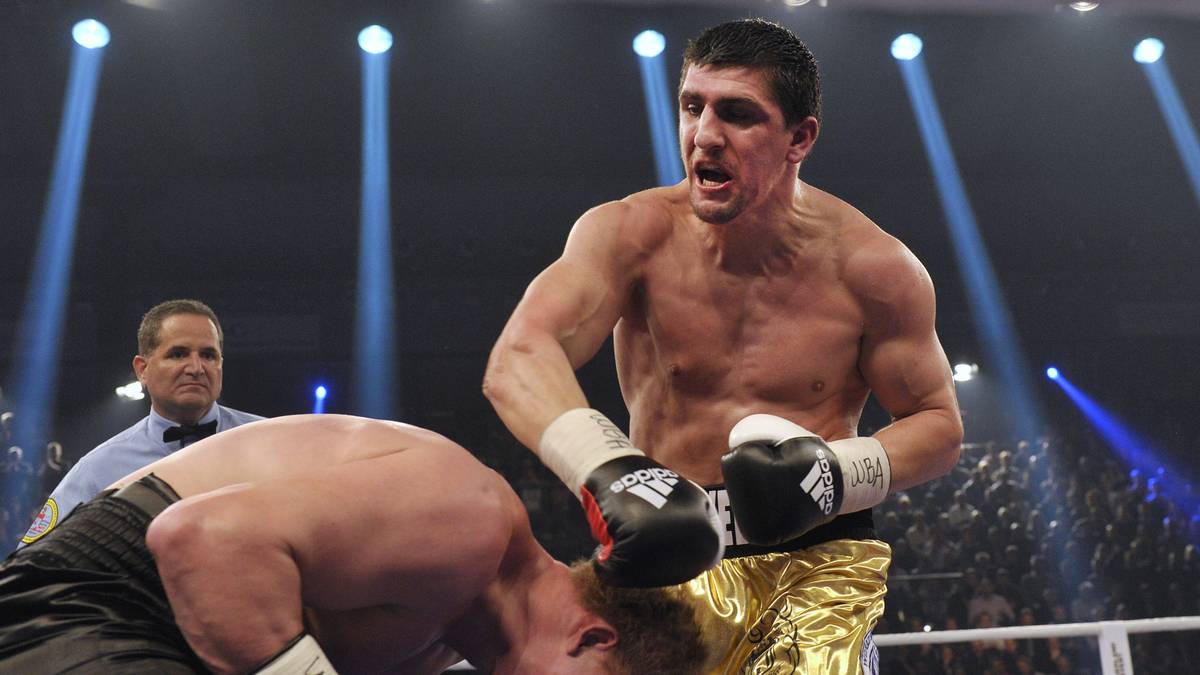 Gegen Alexander Povetkin bekommt Huck die Möglichkeit, um einen Schwergewichts-Titel zu kämpfen. Nach einem mehr als nur umstrittenen Mehrheitsentscheid bleibt Povetkin aber Weltmeister