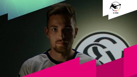 Luca Schnellbacher geht seit 2020 für die SVE auf Torejagd. Schon in der ersten Saison nach dem Aufstieg macht er die Liga mit seinen Toren unsicher. 5 Tore und 4 Assists in den ersten 5 Spielen. Was ihn so besonders macht und welche Rolle seine Oma spie