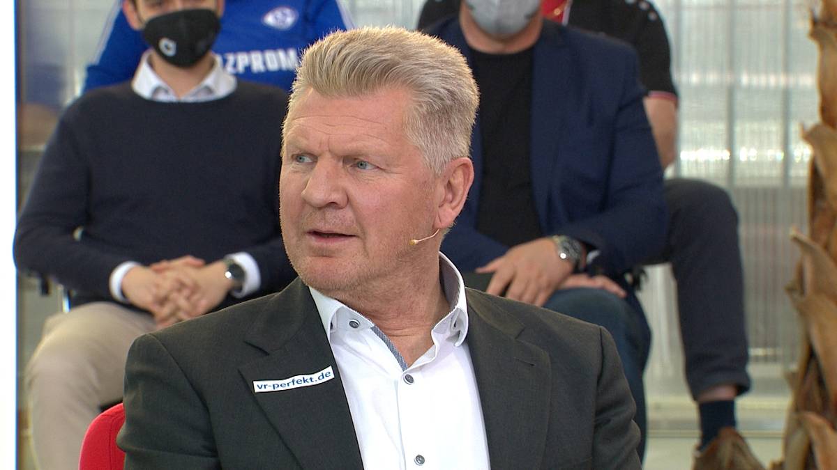 Im STAHLWERK Doppelpass kritisiert Stefan Effenberg die Aussage von Uli Hoeneß über die Playoffs. Der ehemalige Bayern-Präsident sieht die Playoffs als eine 'Witz-Idee'. 