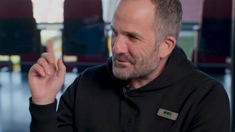 Manuel Baum spricht über den Sieg gegen den FC Bayern und wie sich die Mannschaft diesen Erfolg hart erarbeitet hat. Noch heute denkt er gerne an diesen Tag zurück. In seinen Augen wird dieser Sieg auch in Zukunft ein „day to remember“ bleiben.