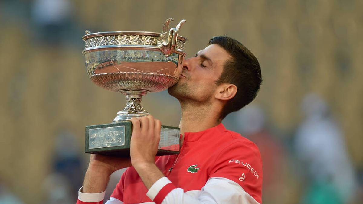 Nach einer atemberaubenden Aufholjagd gewinnt Djokovic zum zweiten Mal die French Open und schnappt sich den 19. Grand-Slam-Titel. Er ist damit nur noch einen Triumph von Roger Federer und Rafael Nadal entfernt