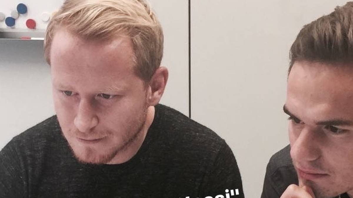 Hier hecken Mittelfeldspieler Steffen Haas (l.) und Patrick Geist (r.) die richtige Taktik gegen den Bundesligisten aus