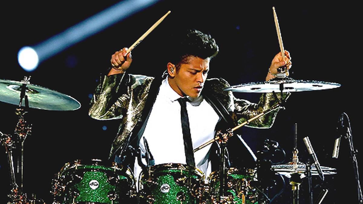 Mit seinem fahrbaren Schlagzeug eröffnet der soulige Popstar sein Medley