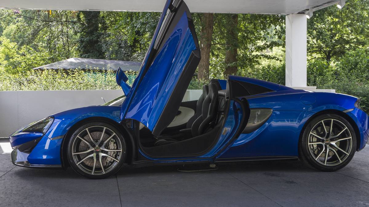 Mit Flügeltüren ist derweil Kingsley Coman unterwegs. Im Mai ließ sich der Franzose laut der "Bild" mit einem McLaren 570S Spider (von "Pro Car Lease" aus Luxemburg) vom Training abholen