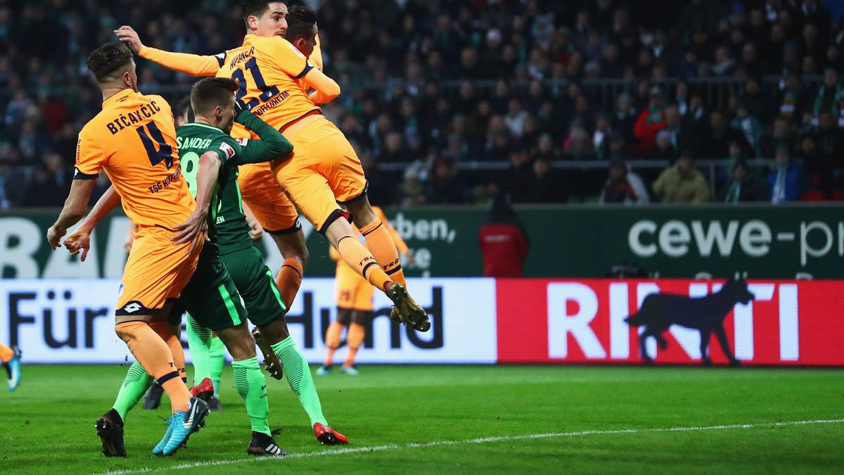 In Bremen gehen die Gäste der TSG Hoffenheim in der 39. Minute durch einen Treffer von Benjamin Hübner in Führung