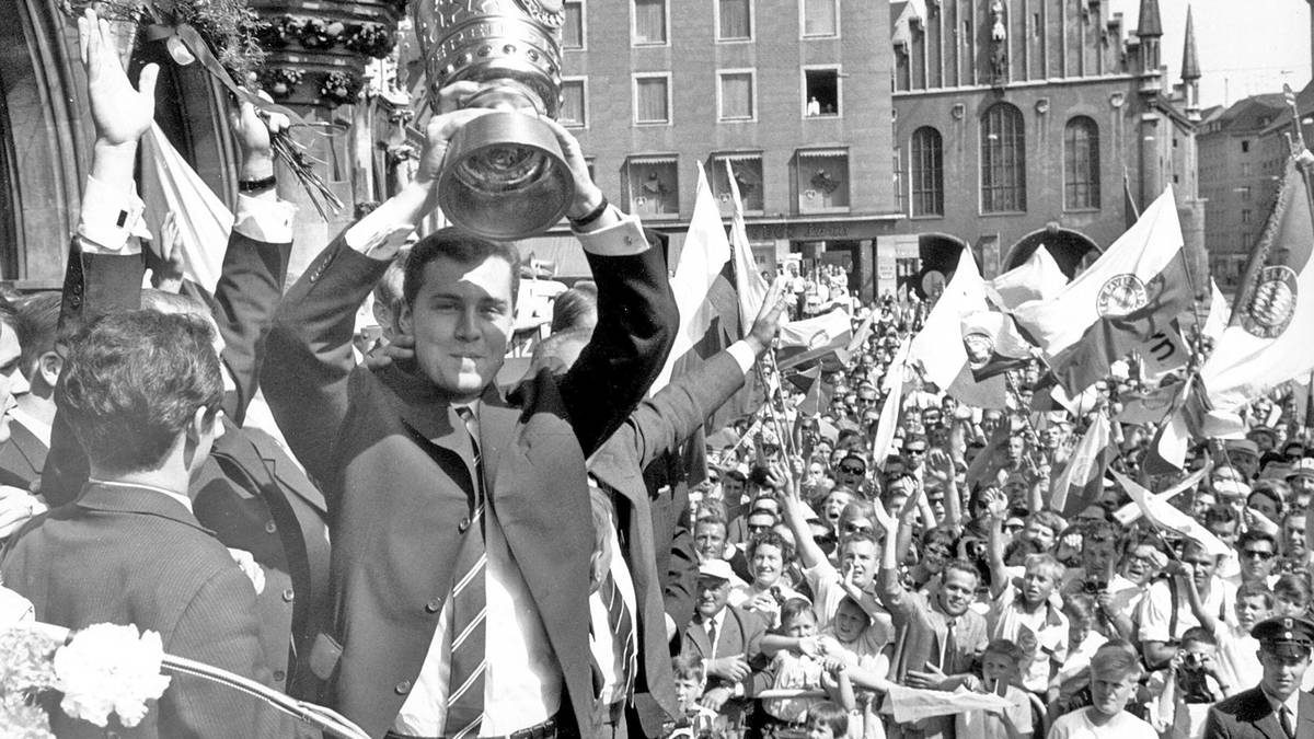 PLATZ 2 - FC BAYERN MÜNCHEN (1965/66): In der Aufstiegssaison sicherten sich Franz Beckenbauer (Bild) und Co. 1965/66 direkt den DFB-Pokal, an der Meisterschaft schrammten die Bayern auch nur knapp vorbei. Die Schale ging an 1860, für Beckenbauer und Co. stand am Ende mit umgerechnet 67 Punkten Platz drei zu Buche