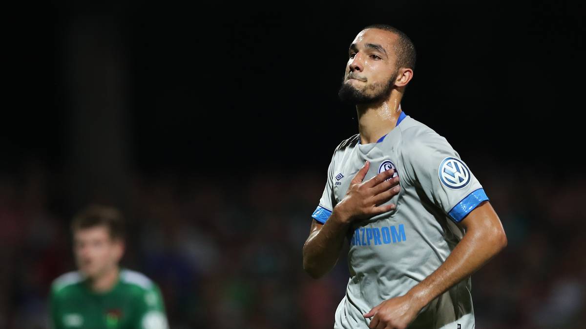 Im August 2016 wechselte NABIL BENTALEB auf Leihbasis von Tottenham Hotspur zum FC Schalke. Ende Februar 2017 wurde der Franzose schließlich dauerhaft verpflichtet und mit einem bis zum 30. Juni 2021 laufenden Vertrag ausgestattet. Er ist bis heute ein Leistungsträger bei den Königsblauen