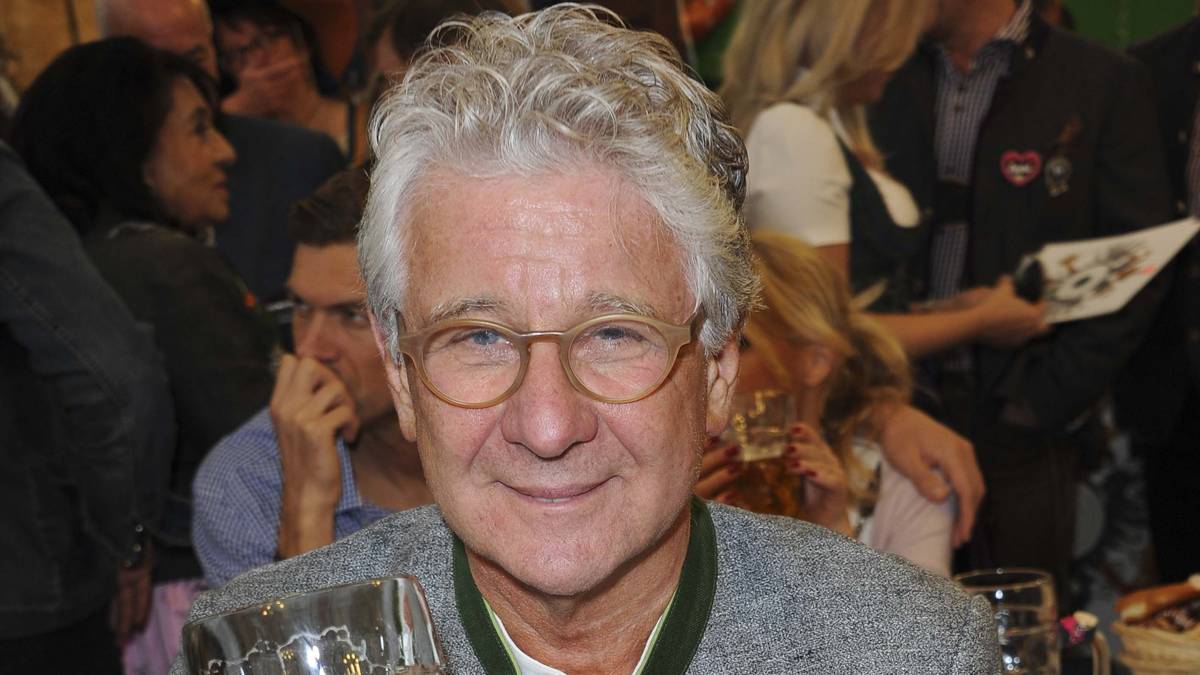 SPORT1-Doppelpass-Experte Marcel Reif lässt sich die Mass auf der Wiesn schmecken