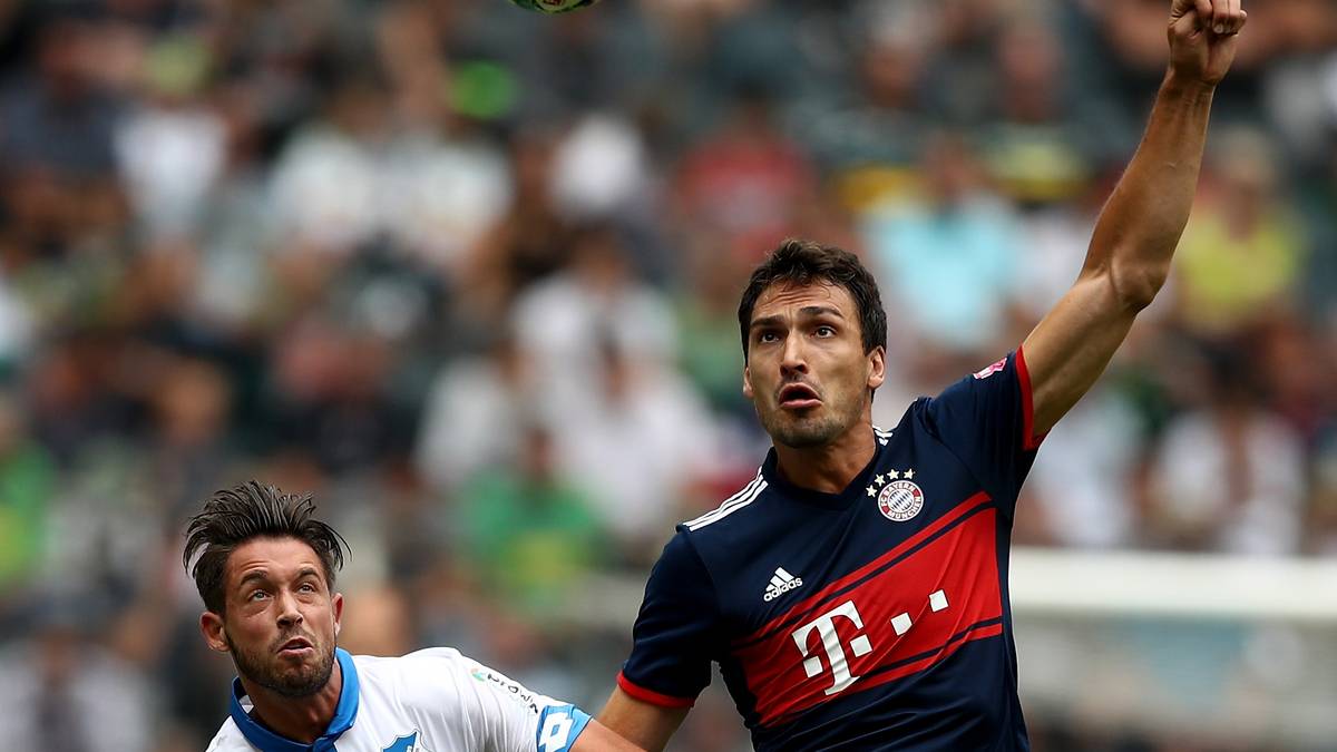 Weiße Farbe sucht man vergebens auf dem Auswärtsjersey der Münchner. Die Grundfarbe ist dunkelblau, hinzu kommt ein breiter roter Brustring. Bereits zwischen 1997 und 1999 jubelte der FCB in Blau mit rotem Brustring