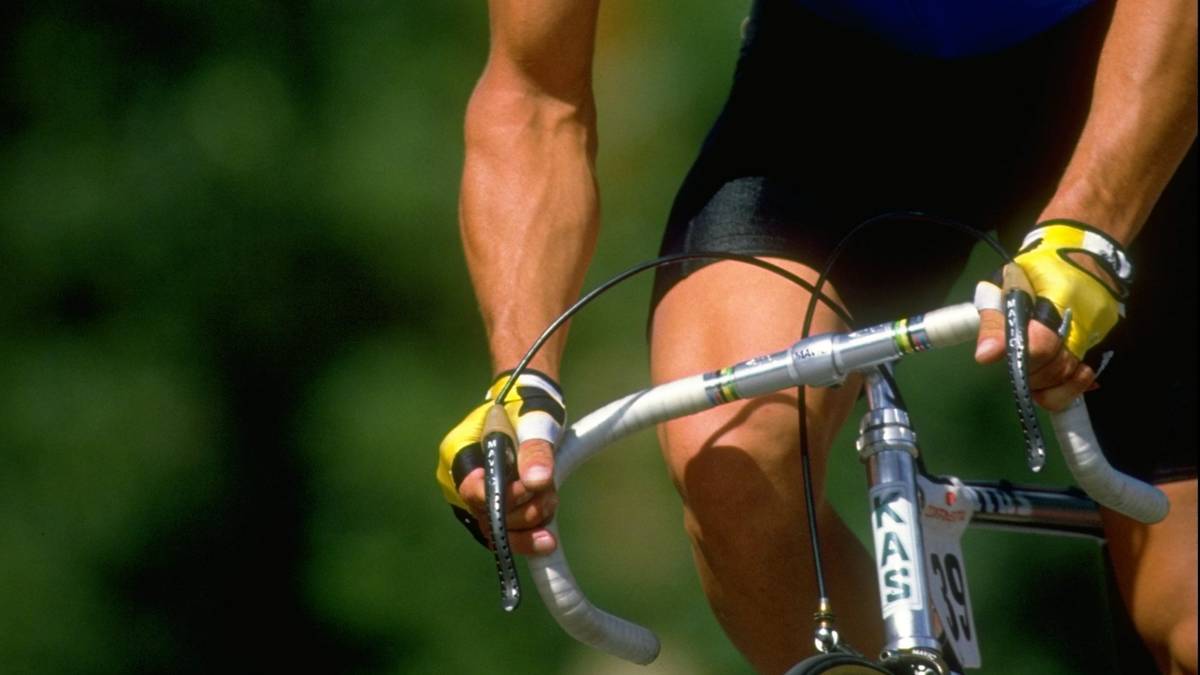 Kein anderer Spitzenfahrer wagt an diesem Tag, Hinault zu attackieren. Aber der junge Franzose Joel Pelier (Foto von WM 1986) fährt einen Angriff, weil er auf das Gesamtklassement keine Chance mehr hat. Doch das Hauptfeld sieht das als Affront, holt Pelier ein. Phil Anderson, ein Mitfavorit auf den Titel, fragt den Ausreißer, als er ihn eingeholt hat: "Hast du keine Ehre im Leib, Mistkerl?"