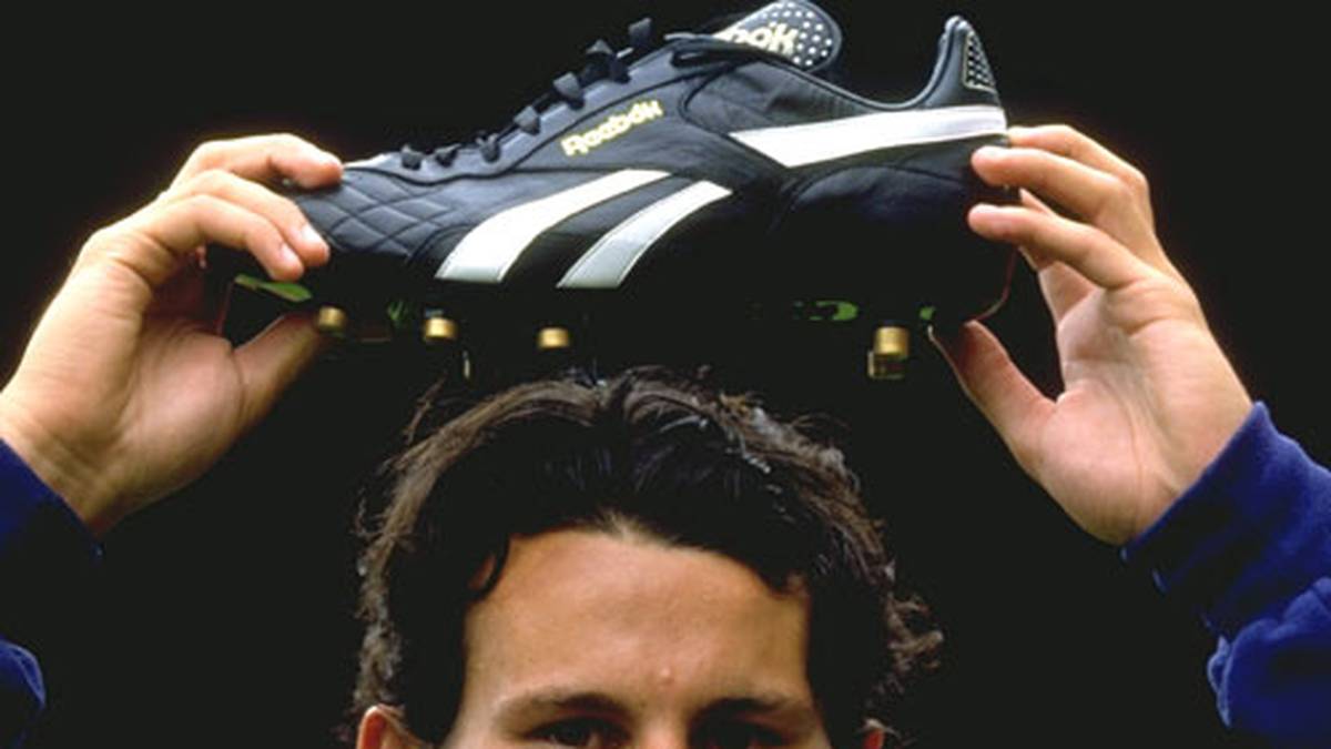 Doch nun der Blick zurück: An seinem 17. Geburtstag kann sich Giggs noch nicht annähernd ausmalen, in welch' große Fußstapfen seine Nachfolger eines Tages mal treten sollen. Das in Cardiff geborene Ausnahmetalent wird in den Profikader der "Red Devils" aufgenommen