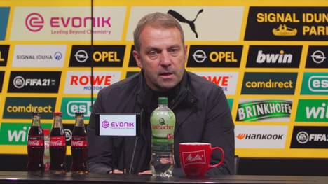 Nach dem 3:2-Sieg gegen den BVB verbeugt sich Hansi Flick vor Thomas Müller. Der Trainer erklärt, warum und wie es dazu kam.