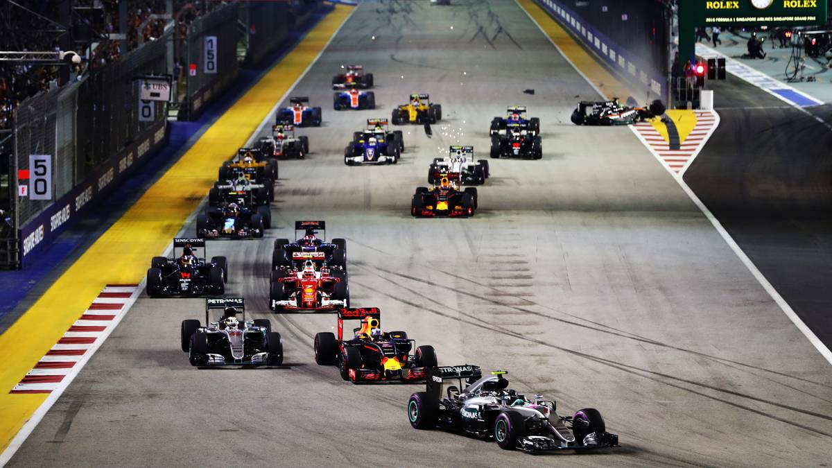 ...Nico Rosberg kann im Mercedes die Spitze behaupten. Nico Hülkenberg (rechts hinten) startet ebenfalls fulminant, was ihm nur Augenblicke später jedoch zum Verhängnis wird