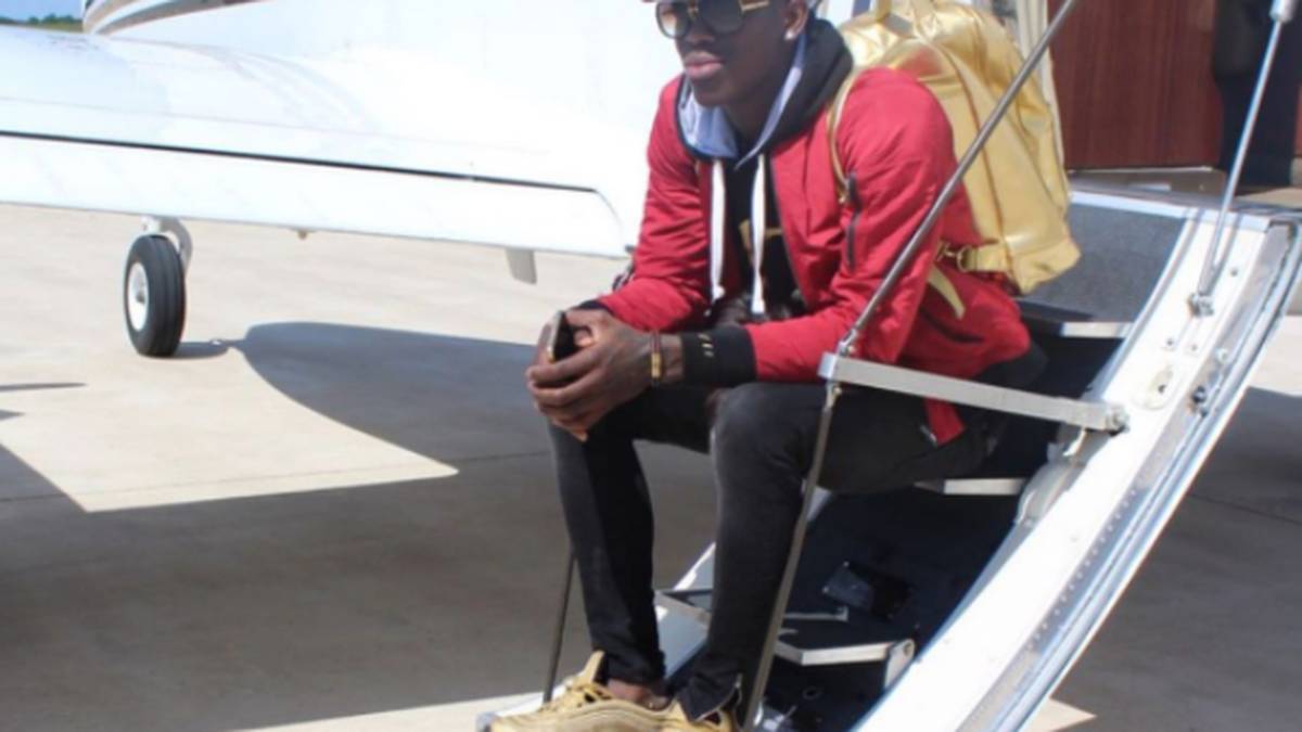 Goldene Schuhe, goldener Rucksack, goldene Brille - so wartet Schröder auf den Abflug des Privatjets nach Deutschland