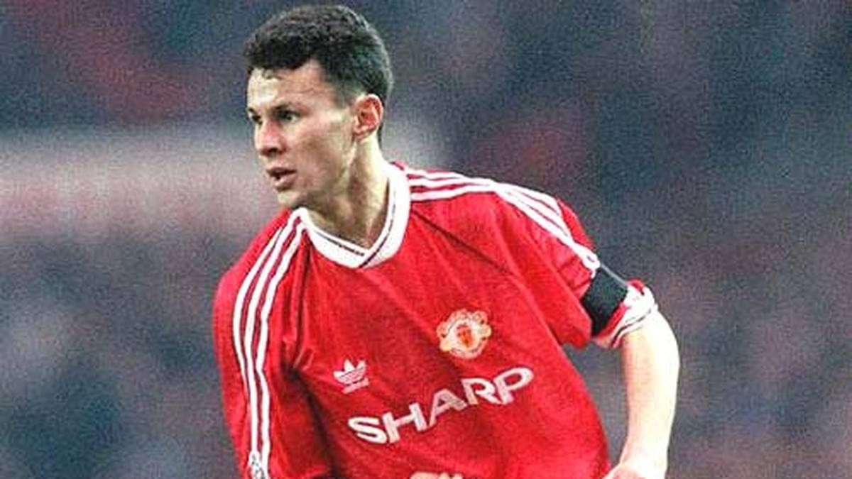 Die ersten Minuten als "Teufel": Beim Heimspiel gegen den FC Everton am 2. März 1991 wird Außenverteidiger Dennis Irwin verletzt ausgewechselt. Es kommt: Ryan Giggs