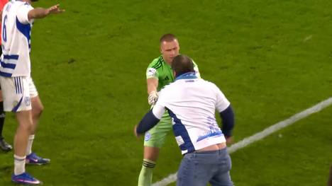 Wilde Szenen beim Drittliga-Topspiel zwischen dem MSV Duisburg und dem VfL Osnabrück. Kurz vor Ende des Spiels verschafft sich ein Flitzer Zutritt zum Rasen und muss von den Spielern der Zebras eingefangen werden.