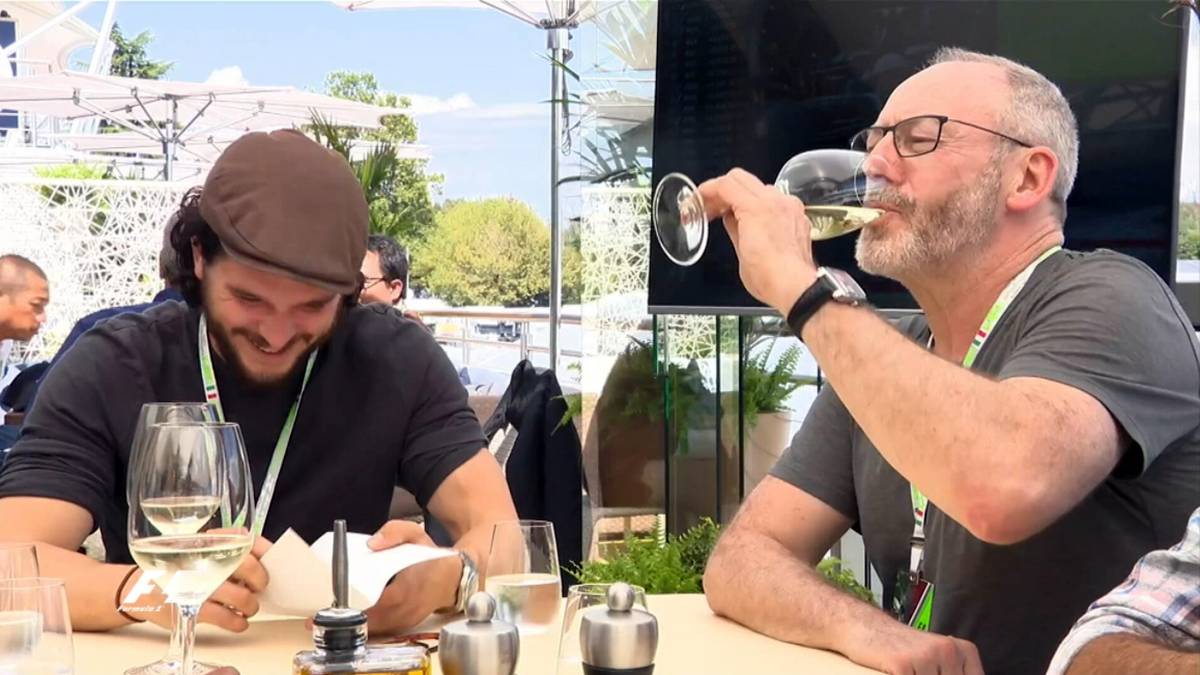 Serienhelden unter sich: Kit Harington (l.) und Liam Cunningham, bekannt aus der Serie "Game of Thrones", besuchen das Motorhome