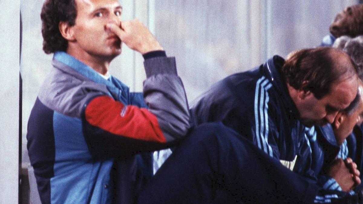 Tja, 1984 ist er doch Trainer. Oder besser: Teamchef. Eine Trainerlizenz hat er ja nicht. Aber er soll trotzdem den deutschen Fußball retten. Aber auch ein Sonnenkind kann nicht immer gewinnen. Sein Debüt als Teamchef geht gründlich in die Hose. Am 12. September 1984 verliert die DFB-Elf gegen Argentinien in Düsseldorf mit 1:3. Franz stinkt's. Doch schon bald stellen sich die Erfolge ein. 1986 führt er die DFB-Elf trotz allerlei Affären und Alkoholeskapaden der Spieler bis ins Finale...