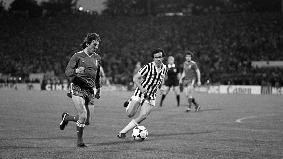 1985: MICHEL PLATINI (Frankreich/Juventus Turin): Platinis bitterster Sieg. Im Europapokalfinale im Brüsseler Heyselstadion gegen Liverpool kommen 39 Zuschauer noch vor dem Anpfiff ums Leben, das Spiel findet trotzdem statt. Platini macht das Siegtor und jubelt danach - bis heute nehmen ihm das viele übel