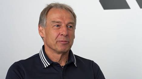 Jürgen Klinsmann war bei der WM 2006 noch Deutschlands Nationaltrainer. Jetzt erklärt die DFB-Legende, was sie vom neuen Deutschland-Trikot hält - und was sie Wirtz und Musiala wünscht. 