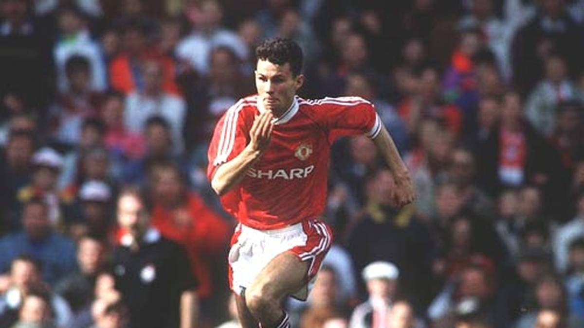 Gegen den Stadtrivalen Manchester City steht Giggs rund zwei Monate später erstmals in der Anfangsformation. Und: Dem Jungstar gelingt der Siegtreffer. Nicht das schlechteste Startelf-Debüt ?