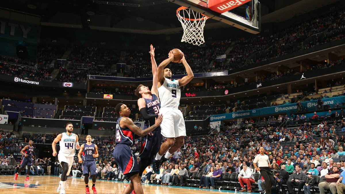 Die Hornets kämpfen aber noch mit allen Mitteln um einen Playoff-Platz. Entsprechend giftig gehen die Gastgeber um Gerald Henderson zur Sache und holen sich den wichtigen 115:100-Erfolg