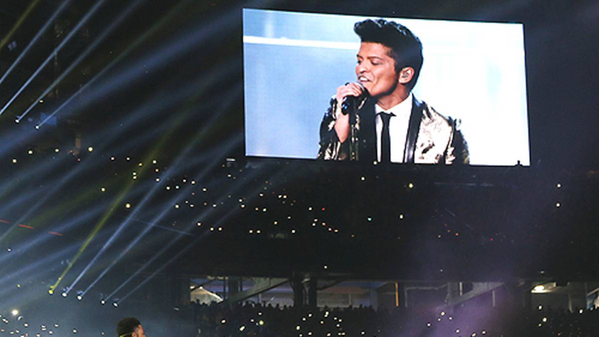 Die Glitzerjackets wirken in der Lichtshow erst so richtig