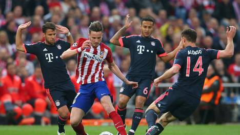 Saul Niguez (2.v.l.) tanzt sich durch die Hintermannschaft des FC Bayern