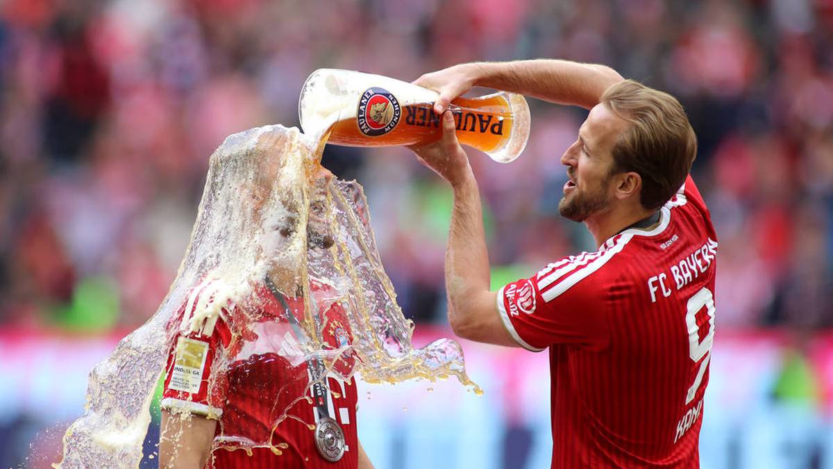 Harry Kane versorgt den durstigen Konrad Laimer mit Bier