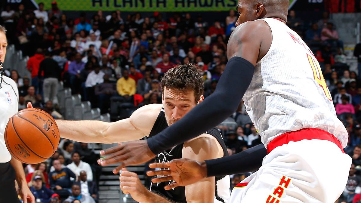 Dragic lässt sich davon aber nicht stoppen, kehrt zurück aufs Feld und führt seine Heat mit 12 Punkten und acht Assists zum souveränen 100:88-Sieg