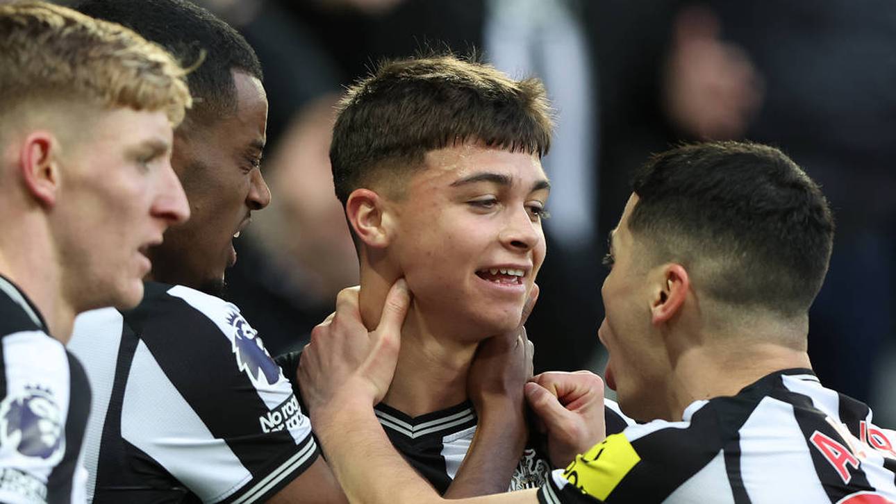 Lewis Miley (M.) feierte sein Startelf-Debüt in der Premier League