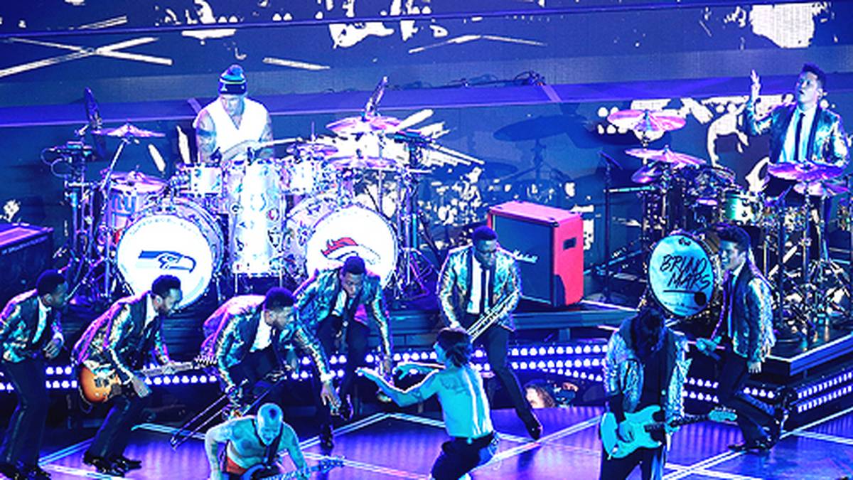 Dann springen ihm die Red Hot Chilli Peppers zur Seite und holen die Rockfans mit "Give It Away" ins Boot