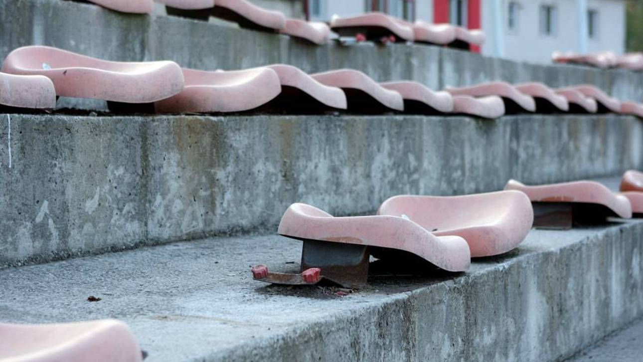 Sitzschalen im Stadion von Zenica im Jahr 2008