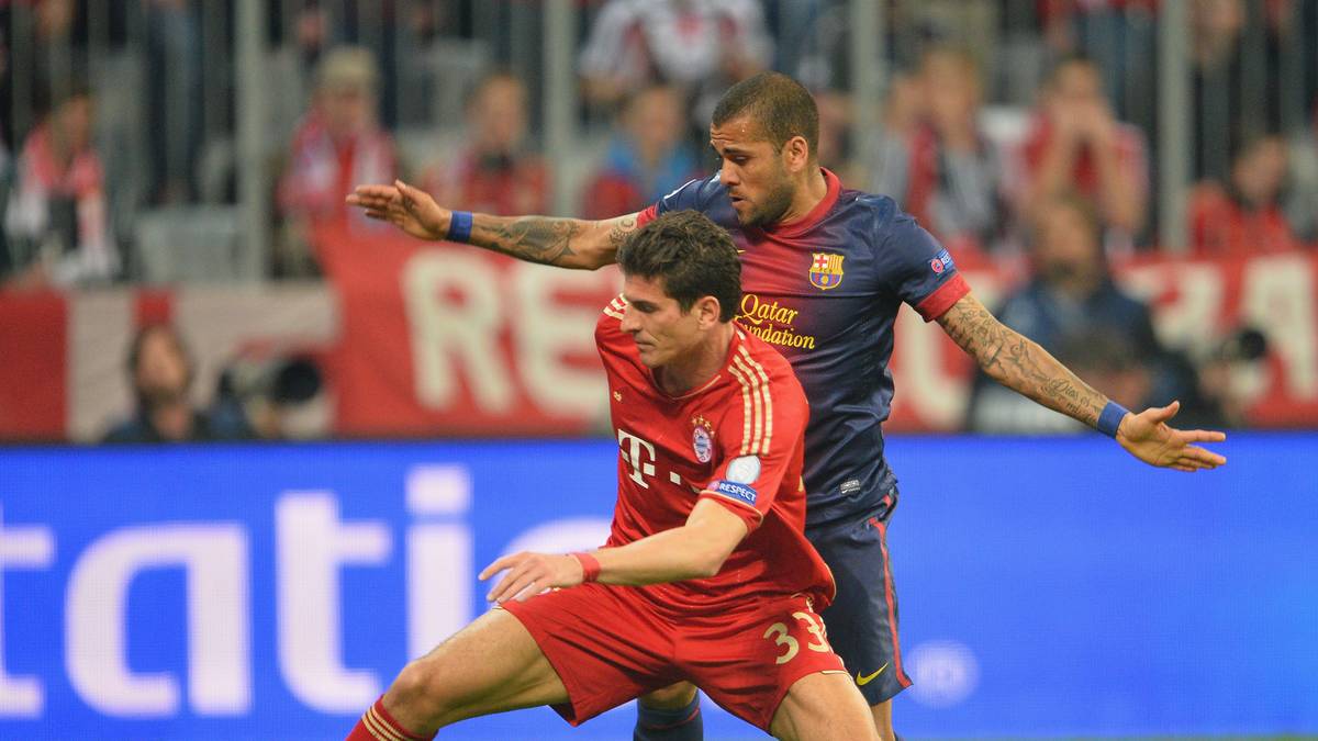 Gomez musste sich während seiner Zeit bei den Bayern Kritik an seiner Person und seinem Spielstil gefallen lassen. Unter Coach Louis van Gaal wurde er auf Grund seiner Reservistenrolle als Fehlkauf abgestempelt. Dabei sind seine Statistiken überragend